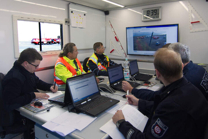 Premiere! Zum ersten Mal rückte der neue Einsatzleitwagen 2 der Feuerwehr zum Einsatz an.