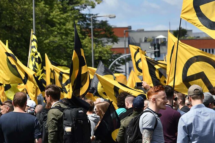 Mehrere hundert Menschen kamen am Sonnabend auf die Demo der "Identitären Bewegung"