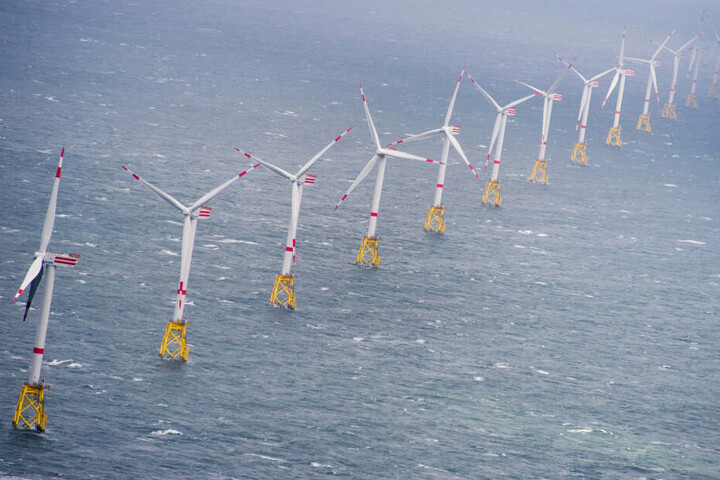 Aus Windkraft wird Wasserstoff: Zahlreiche Windkraftanlagen stehen am im Offshore Windpark "Nordsee-Ost" in der Nordsee.