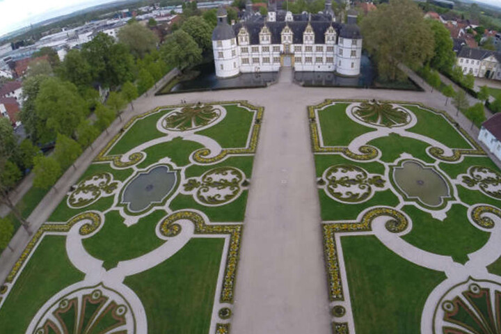 Im Schlossgarten in Neuhaus finden regelmäßig Veranstaltungen statt.