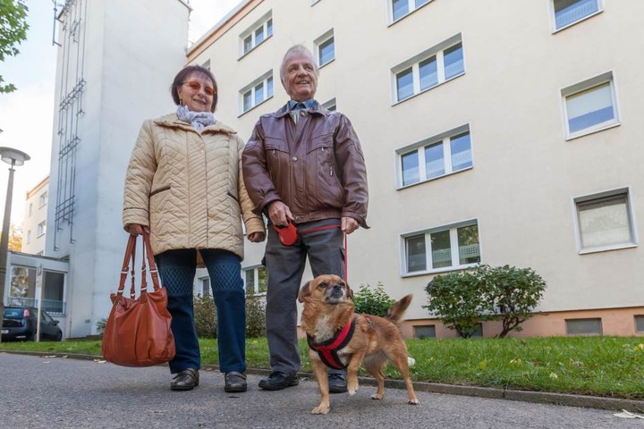 Eberhard Vogel (80) und seine Frau Martina (66) spazieren mit
Mischlingshündin Doreen durch das Viertel, genießen den Herbst und die Ruhe.