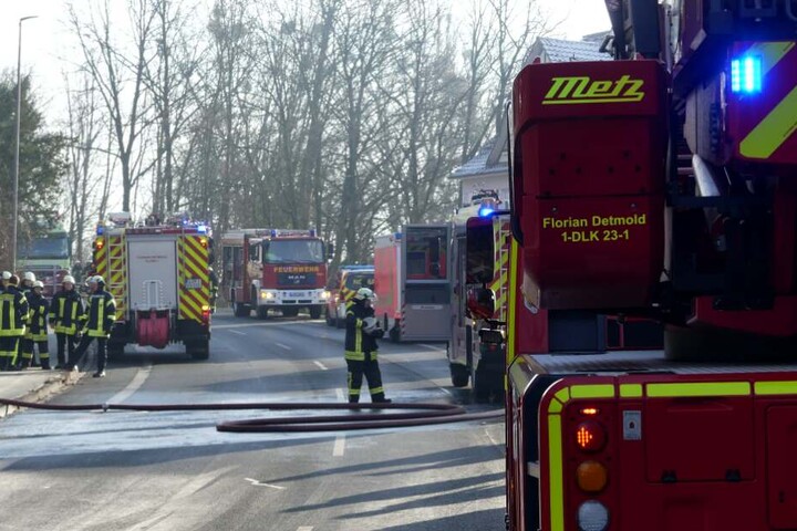 Das Löschwasser gefror nach dem Feuerwehreinsatz und musste abgestreut werden.