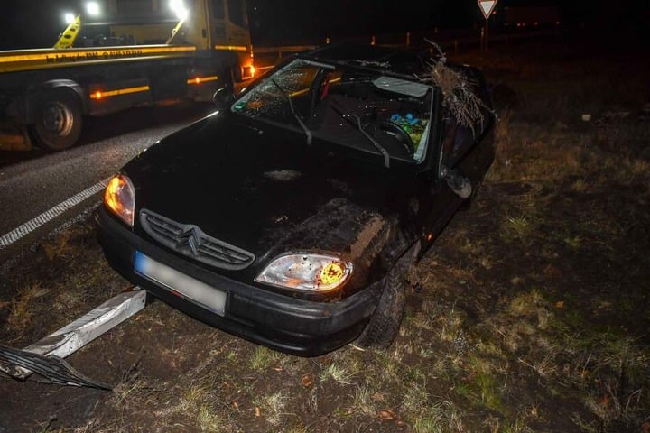 Ein Pkw Citroen hatte sich aus bisher ungeklärter Ursache überschlagen.