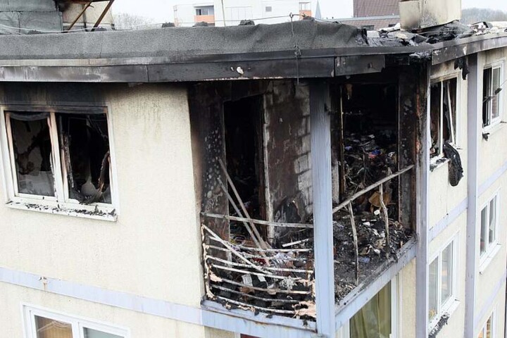 Die Flammen haben die Seniorenresidenz vollständig zerstört.