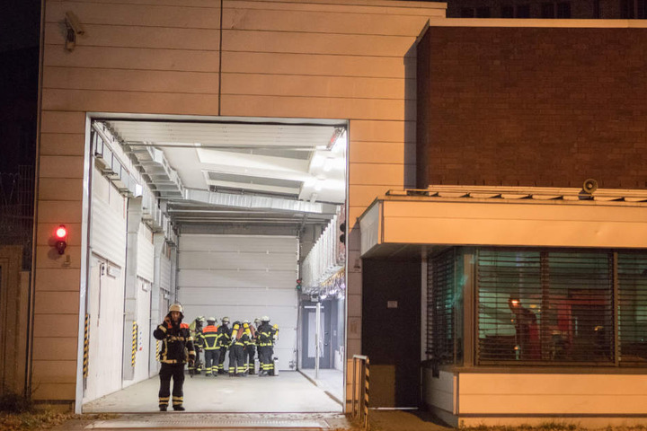 Die Feuerwehrmänner mussten das Gebäude durch eine Schleuse betreten.