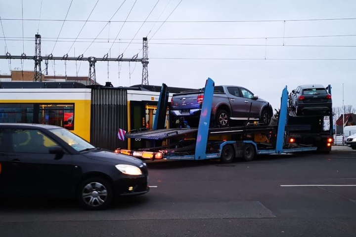 Mit diesem Autotransporter krachte die Tram zusammen