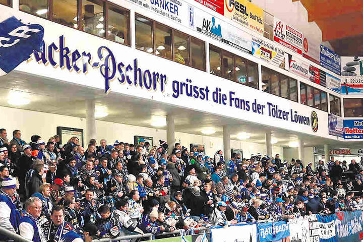 Blick auf die prall gefüllte Tribüne mit den Dresdner Fans, die im Sonderzug nach Bad Tölz gereist waren.