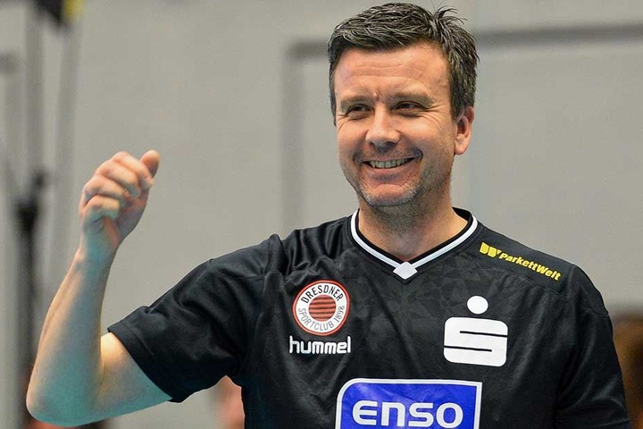 Alex Waibl zeigt sich bester Laune. Und der DSC-Chefcoach ist gespannt auf die beiden Auslosungen in dieser Woche.