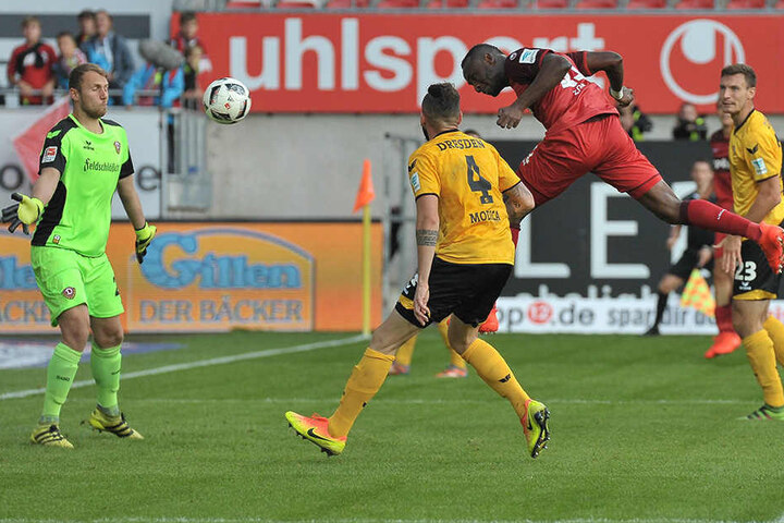 Jacques Zoua köpft das 3:0 für Kaiserslautern.