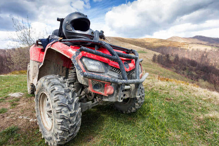 Der Großvater und sein Enkel waren mit einem Quad unterwegs. (Symbolbild)