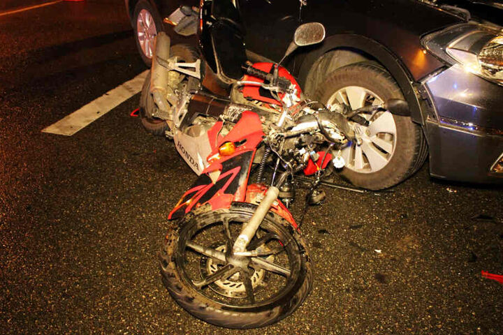 Der junge Motorradfahrer wurde bei dem Unfall schwer verletzt.