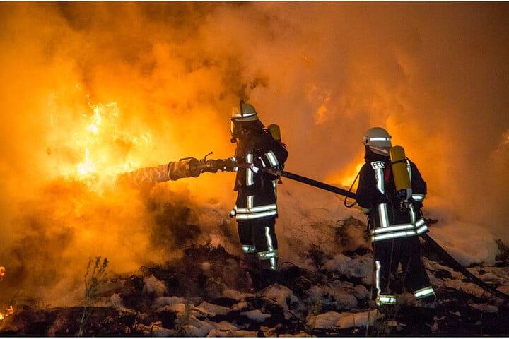 Mit viel Schaum wurde der Brand gelöscht.