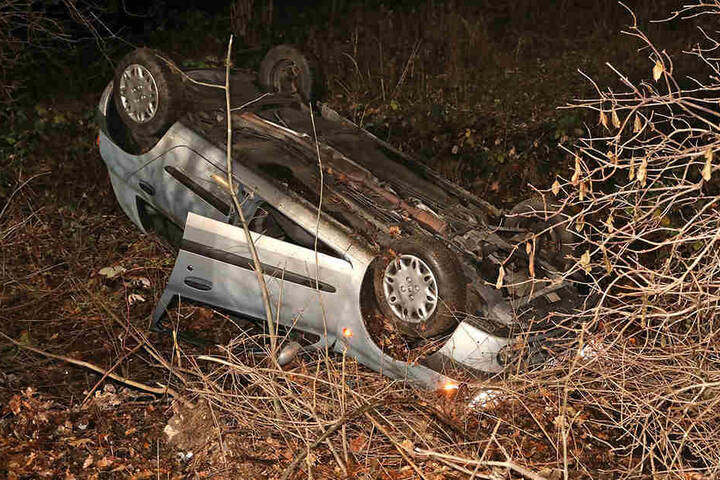 Der Fahrer war aus noch ungeklärter Ursache von der Straße abgekommen.