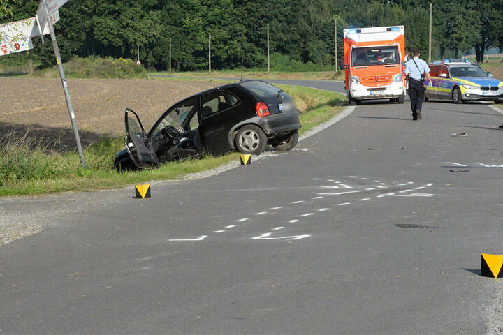Die Polizei sperrte die Straße während der Unfallaufnahme.