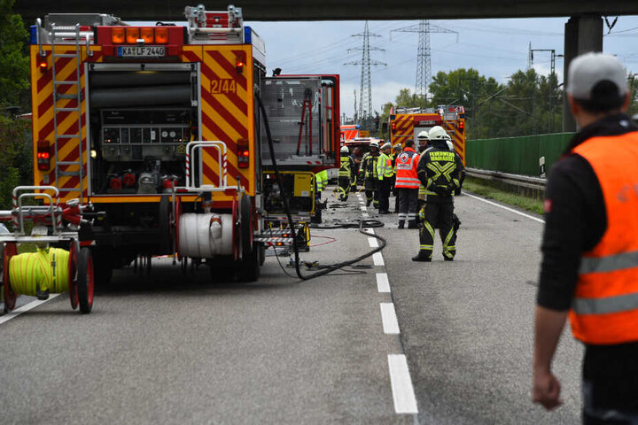 Die Feuerwehr geht am Unfallort ihrer Arbeit nach.