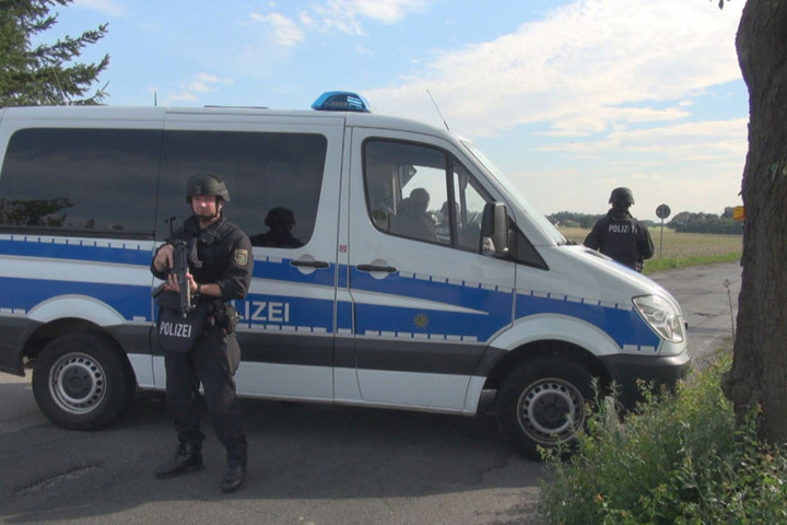 Polizisten sperrten mehrere Straßen ab.