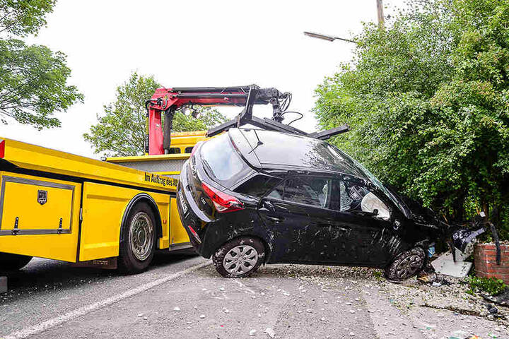 Das Auto musste schwer beschädigt abgeschleppt werden.