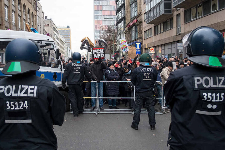 Gegendemonstranten an der Blockade am Checkpoint Charlie.