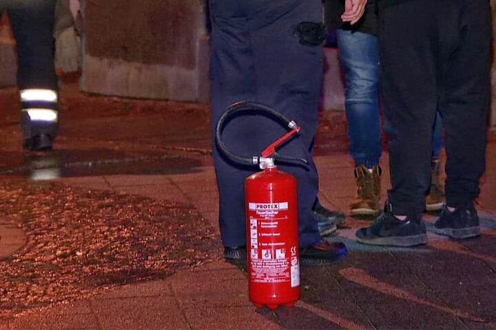 Die Bewohner hatten den gefährlichen Ölbrand mit einem Feuerlöscher gelöscht.