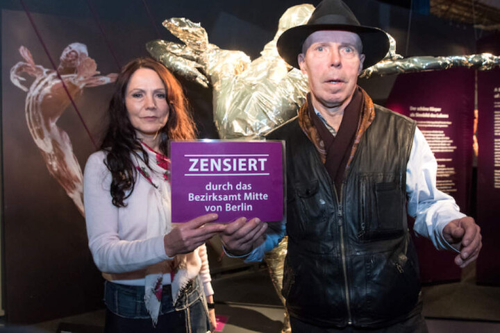Kuratorin Dr. Angelina Whalley mit ihrem Mann, dem Plastinator Gunther von Hagens.