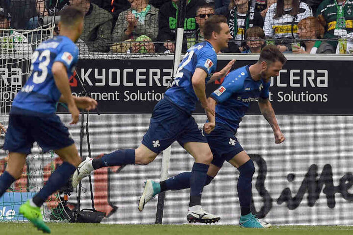 Die Darmstädter "Lilien" feiern ihr Tor gegen Borussia Mönchengladbach. Bald müssen sie auch gegen Dynamo ran.