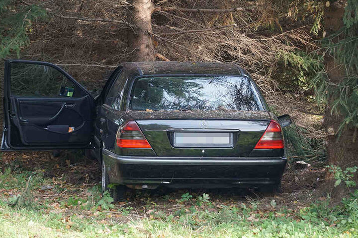 Der Fahrer krachte frontal in einen Baum.