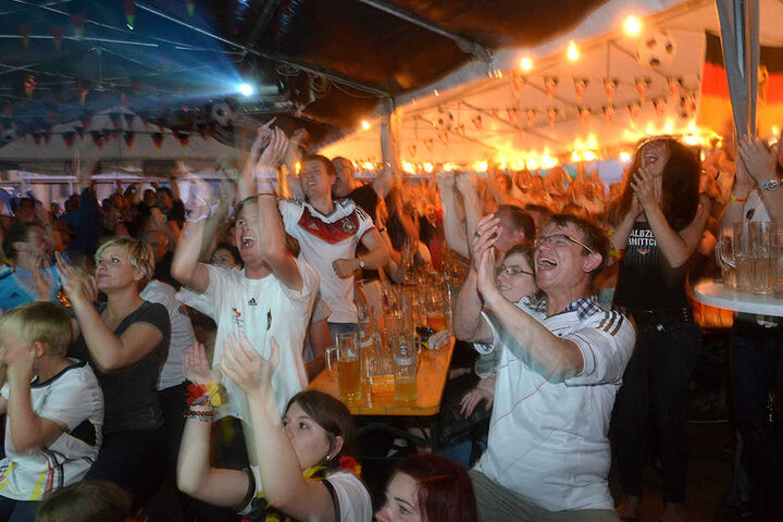 In Dresden laden wieder etliche Lokale zum gemeinsamen Fußball gucken ein.