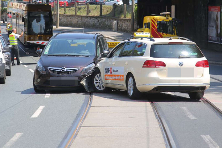 Auch das Taxi und der Opel waren von dem Unfall betroffen.