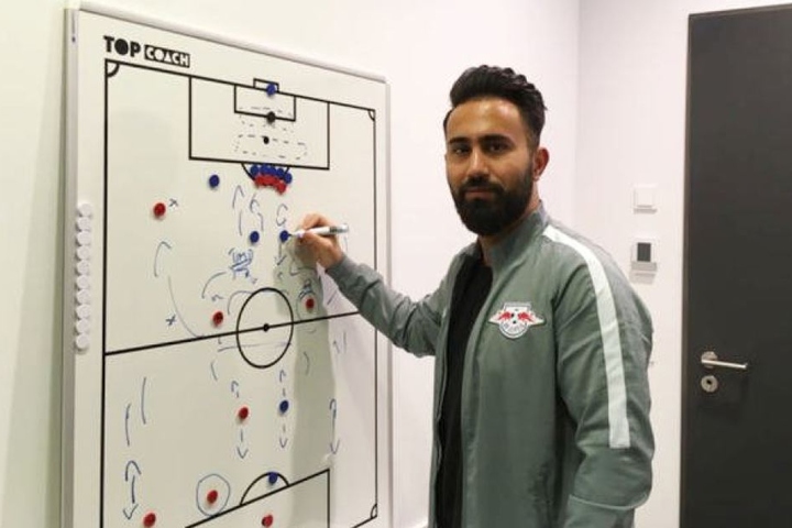 Cihan Yasarlar an der Taktiktafel: Auch als FIFA-Spieler geht ohne Spielvorbereitung und Training nichts.