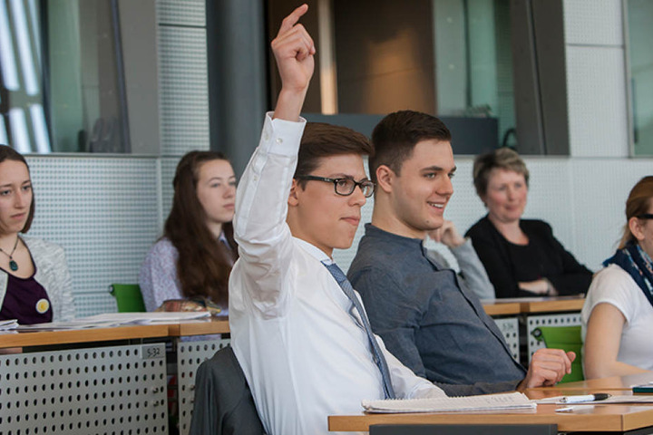 Früh übt sich: Noah Wehn (15) aus Leipzig meldet sich freiwillig für die
Rolle des Ministerpräsidenten.