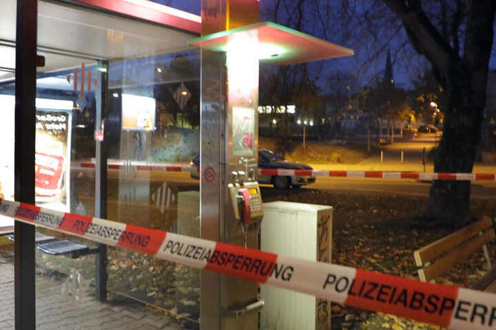 An dieser Telefonzelle in der Augustusburger Straße drohte der Täter am Dienstag mit einer Bombe.