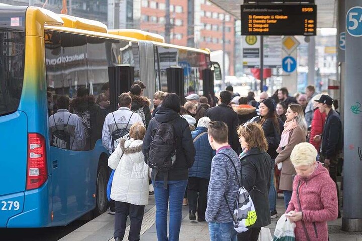 Bitte alle einsteigen! Ab Montag gilt wieder der normale Fahrplan mit Zehn-Minuten-Takt.