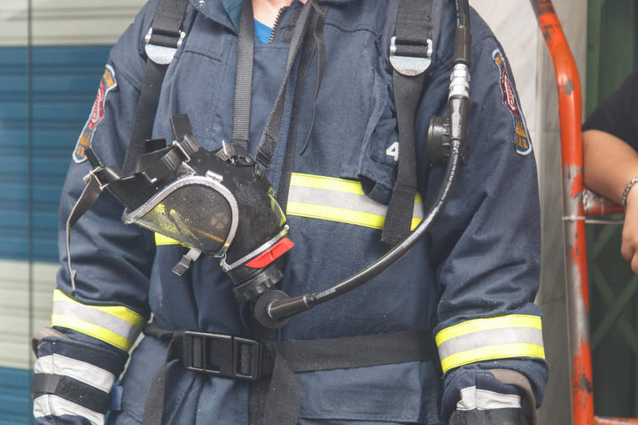 Das Haus war völlig verraucht, die Feuerwehr musste mit Atemschutz vordringen. (Symbolbild)