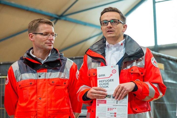 DRK-Sprecher Kai Kranich (r.) kritisiert die Informationspolitik des Innenministeriums.