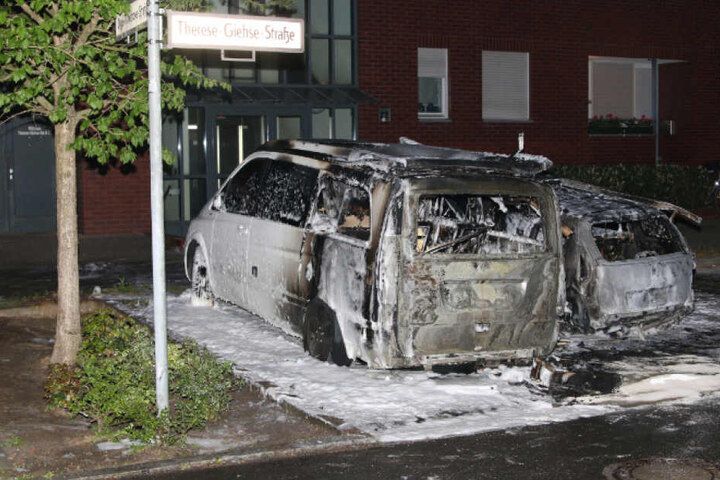 Auch im Spandauer Orsteil Haselhorst brannten zwei Autos aus.