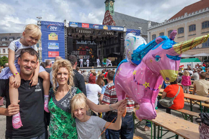 Dirk Schuerer (41) mit Yette (4), Mutti Rebecca Schuerer (34)
und Linda (9) vor der Großen Bühne am Hauptmarkt.
