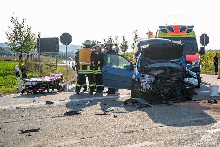 Während einer der Wagen auf ein Feld geschleudert wurde, blieb der andere mitten auf der Kreuzung stehen.
