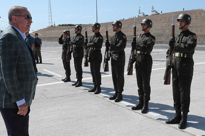 Recep Tyyip Erdogan (li) sah sich erst die militärische Ehrenwache an, danach hielt er vor seinen Anhängern eine Rede.
