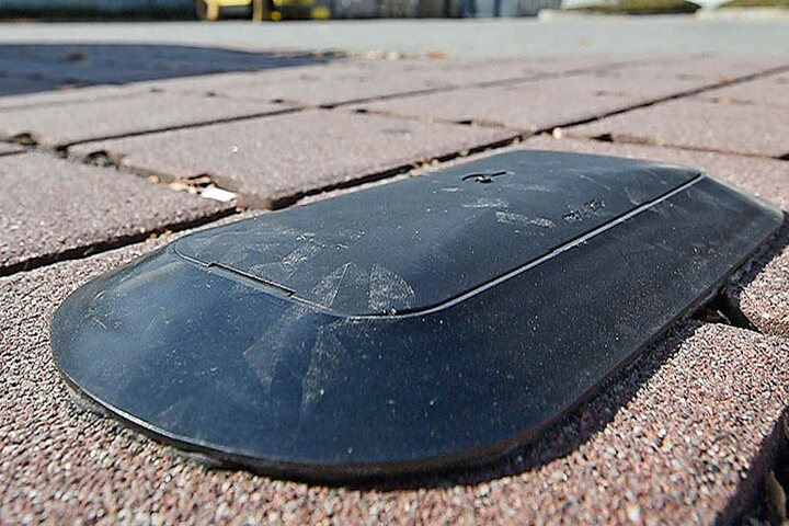 In diesem kleinen Kasten steckt ein Sensor, der "petzt", wenn jemand zu lange parkt.