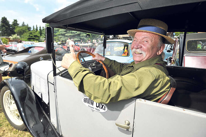 Rolf Kunze (73, r.) rollte mit einem BMW von 1929 an.