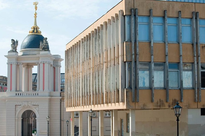 Architektur aus zwei grundverschiedenen Epochen: Die Fachhochschule (re.) neben dem Stadtschloss.
