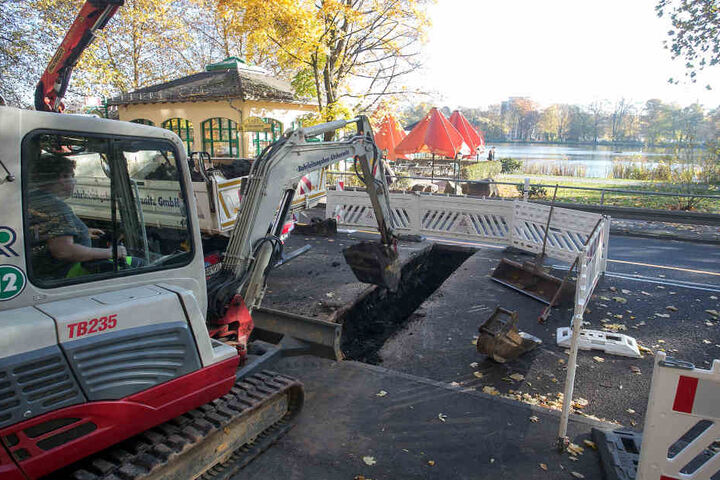 An der Schlossteichstraße werden seit dieser Woche Wasserleitungen für den Pavillon verlegt.