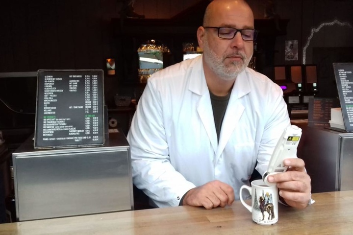 Lebensmittelkontrolleur Oliver Maier testet die Temperatur eines Glühweins.