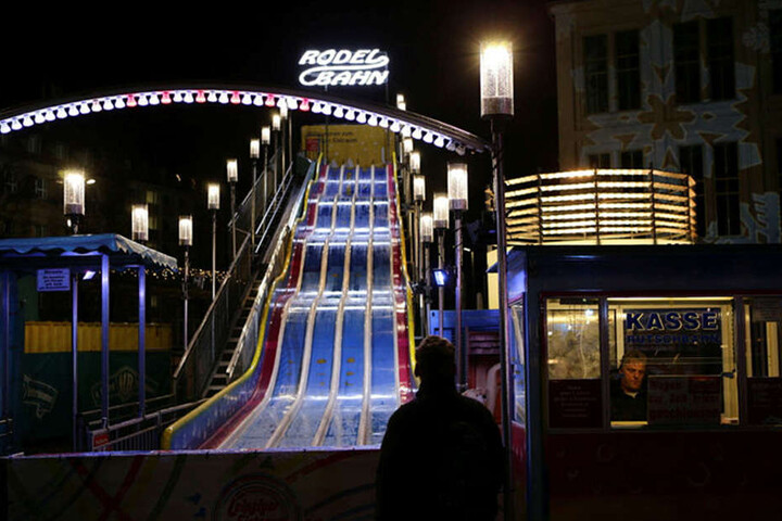 Wer nicht Schlittschuhlaufen will, kann sich auf der 36 Meter hohen Winterrutsche vergnügen.