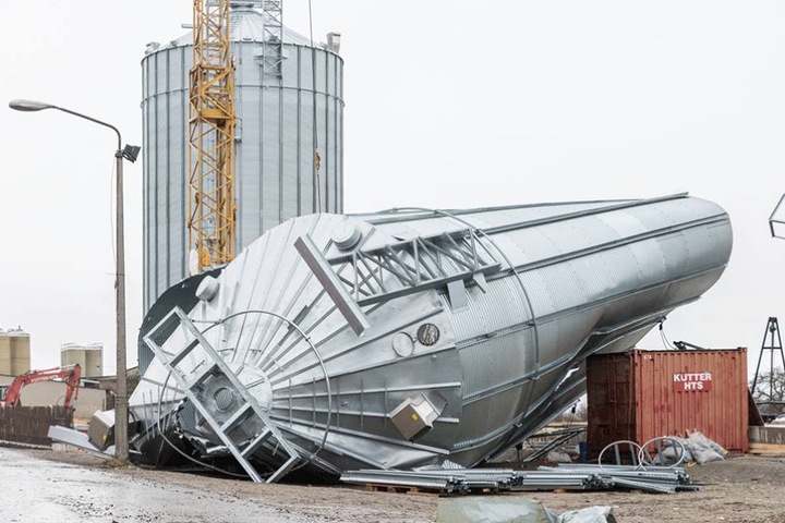 Der Sturm riss das Getreidesilo um.