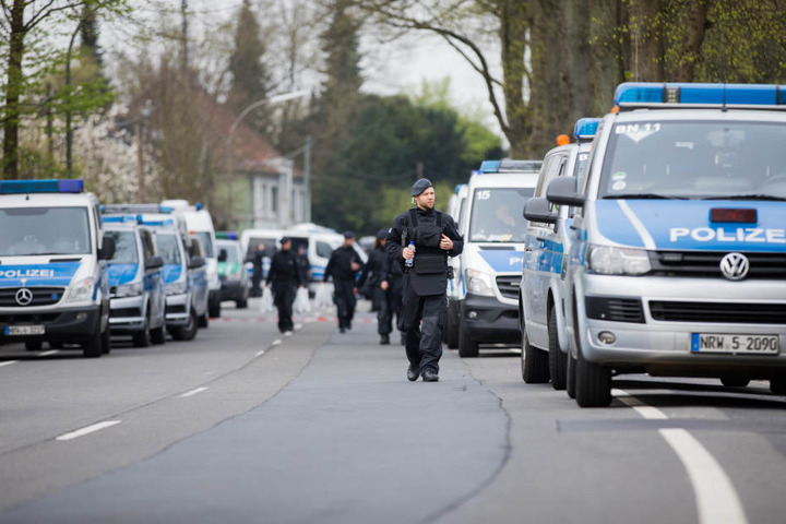 Zahlreiche Einsatzkräfte sicherten am Mittwochmorgen den Tatort.