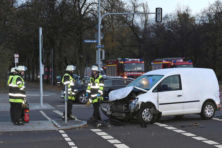 Der VW Caddy stieß mit dem Schulbus zusammen.