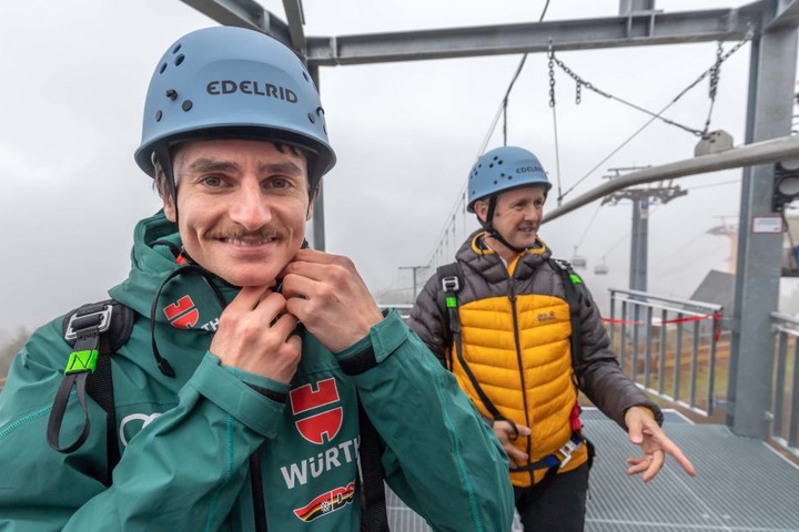 Bei der Einweihung der neuen Fly-Line in Oberwiesenthal im Oktober zeigte sich Richard Freitag (mit Jens Weißflog) wieder mit Schnurrbart.