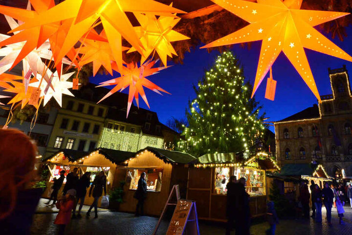Der Weimarer Weihnachtsbaum will am Samstag prächtig geschmückt werden.