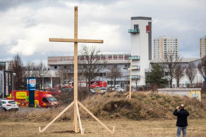 Mit einem Holzkreuz auf einem benachbarten Gelände protestierte das Bündnis "Bürger für Erfurt" gegen den Bau. (Archivbild)